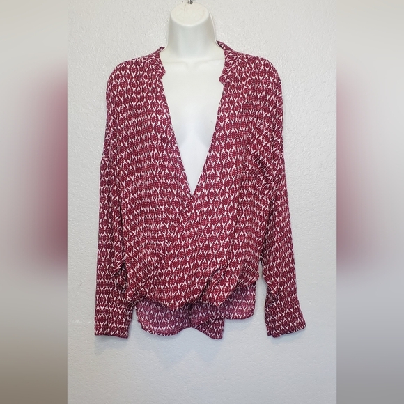 💚5/$25 Vince Camuto Red Oversized Draped Hi Lo Long Sleeve Blouse Size Medium - Picture 1 of 7